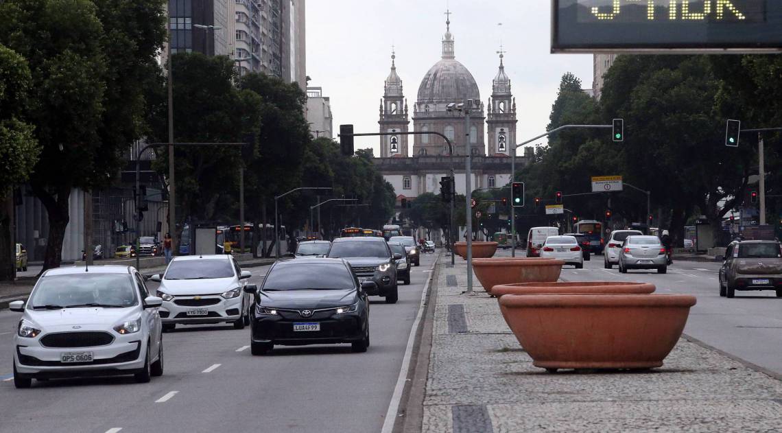 Rio - 09/04/2020 - COVID 19 - CORONAVÍRUS - Movimentação de pessoas e veículos na Av. Presidente Vargas, no Centro do Rio. Em época de quarentena, muitas pessoas pelas ruas. Foto: Daniel Castelo Branco / Agencia O Dia