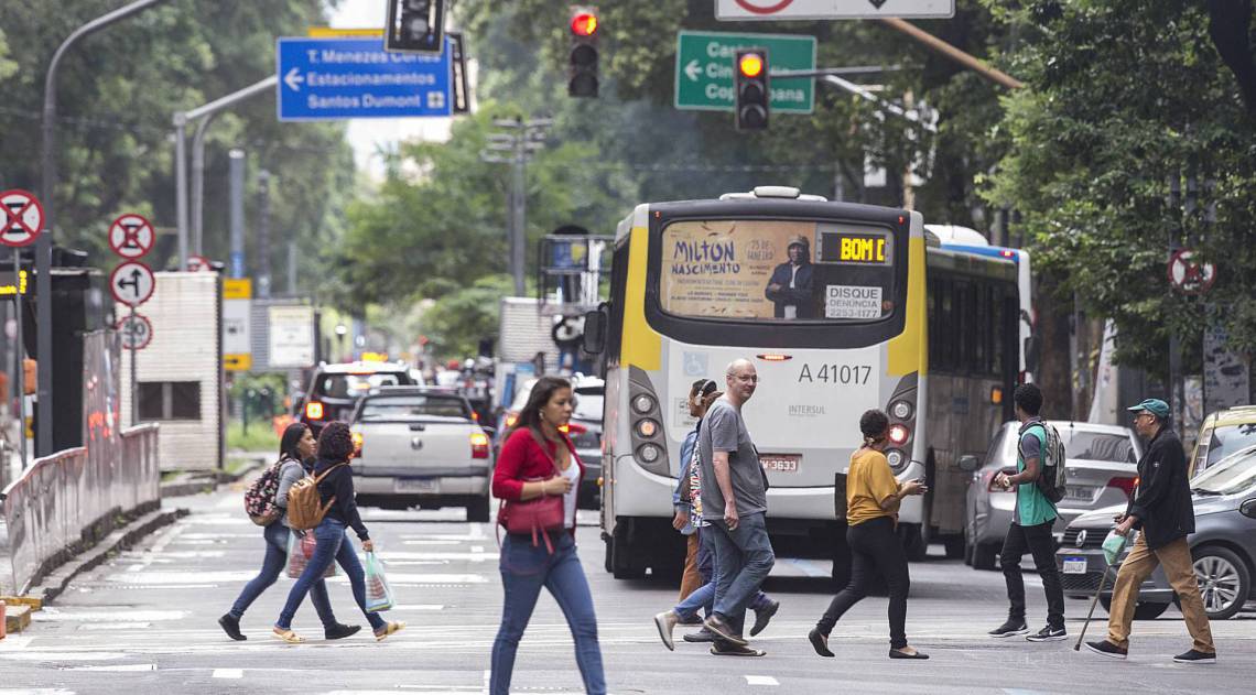 Rio - 09/04/2020 - COVID 19 - CORONAVIRUS - Movimentação de pessoas e veículos nas calcadas e ruas de acesso a Av. Rio Branco, no Centro do Rio. Em época de quarentena, muitas pessoas pelas ruas. Foto: Daniel Castelo Branco / Agencia O Dia
