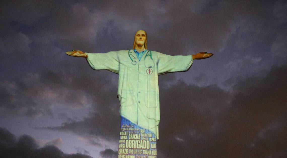 Rio - 12/04/2020 - COVID 19 - CORONAVÍRUS - Missa e Projeções em  homenagem aos profissionais da área de Saude no Cristo Redentor, Corcovado. O ato de consagração do Brasil, foi realizado pelo arcebispo do Rio, Cardeal Orani João Tempesta acompanhado do Padre Omar. Os homenageados são  biólogos, médicos, enfermeiros,  assistentes sociais, psicólogos, biomédicos, farmacêuticos, técnicos e tecnólogos em radiologia, ACS- agentes de saúde pública, entre tantos outros. Foto: Daniel Castelo Branco / Agencia O Dia