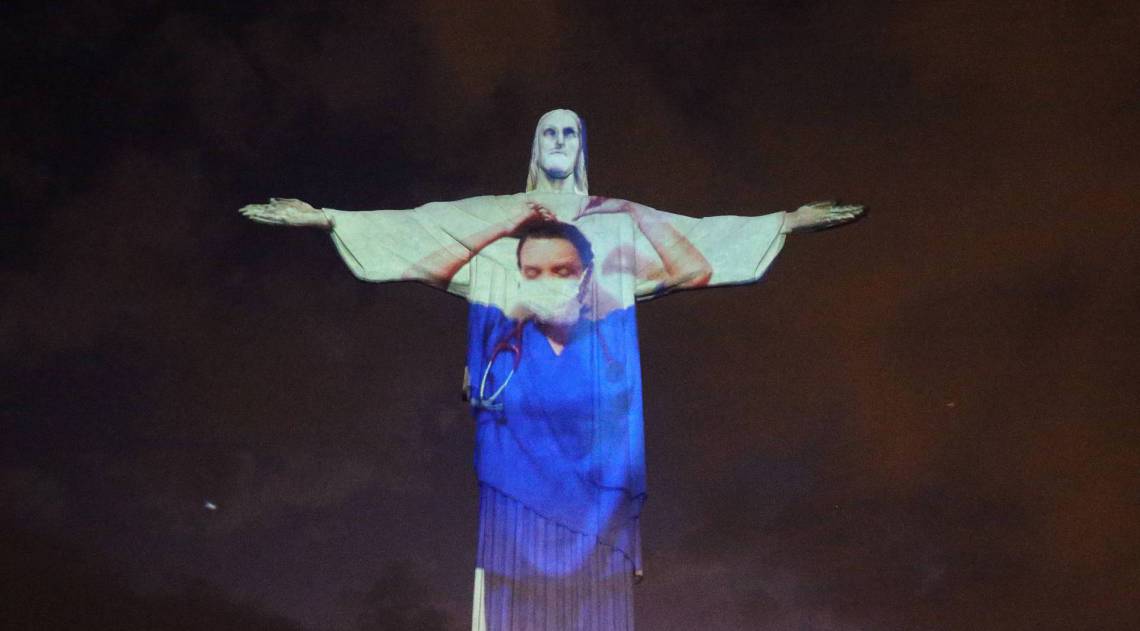 Rio - 12/04/2020 - COVID 19 - CORONAVÍRUS - Missa e Projeções em  homenagem aos profissionais da área de Saude no Cristo Redentor, Corcovado. O ato de consagração do Brasil, foi realizado pelo arcebispo do Rio, Cardeal Orani João Tempesta acompanhado do Padre Omar. Os homenageados são  biólogos, médicos, enfermeiros,  assistentes sociais, psicólogos, biomédicos, farmacêuticos, técnicos e tecnólogos em radiologia, ACS- agentes de saúde pública, entre tantos outros. Foto: Daniel Castelo Branco / Agencia O Dia