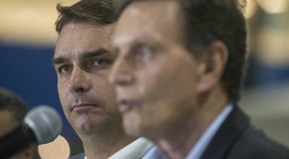 Rio - 10/04/2020 - COVID 19 - CORONAVÍRUS - Coletiva de Imprensa com o Prefeito Marcelo Crivella e o Senador Flavio Bolsonaro no Hospital de Campanha no Rio Centro, para o tratamento de vitimas da Covid-19.  Foto: Daniel Castelo Branco / Agencia O 