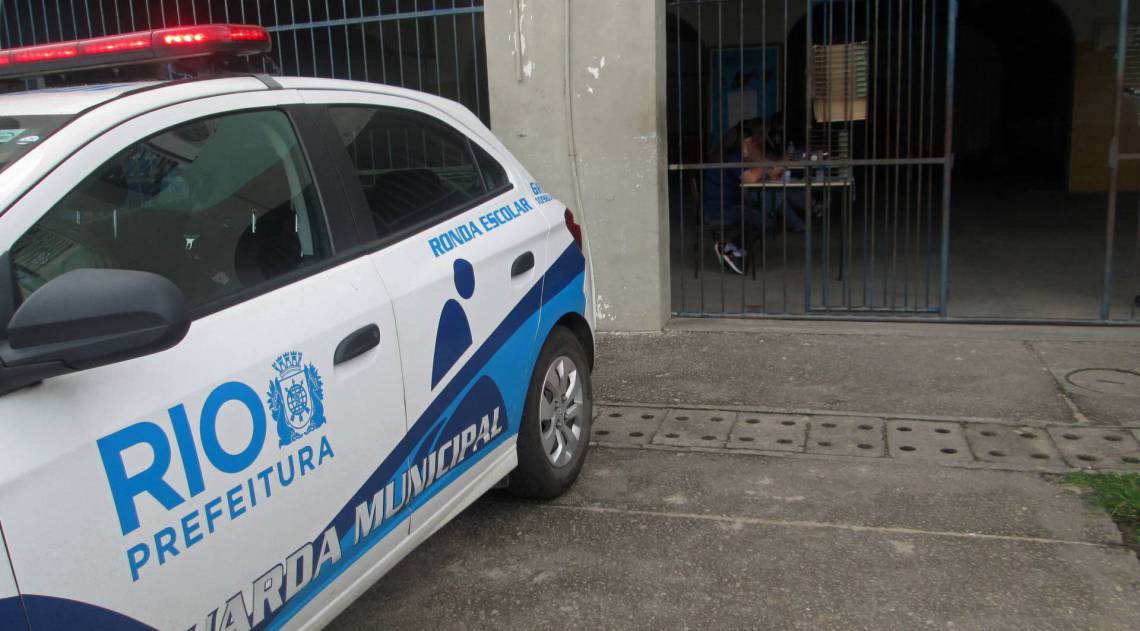 Entrega de cartões no Ciep 1º de Maio, em Santa Cruz