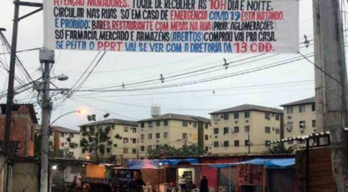 Faixa foi pendurada na localidade conhecida como 13 - Reprodução / Internet