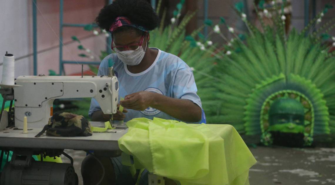 Rio,07/04/2020 - COVID-19 - CORONAVÍRUS - GAMBOA - Cidade do Samba - No barracão da Escola de Samba Vila Isabel, costureiras começam a fazer mascara e capotes para os profissionais da Saude. Na foto. Jaquelini Aguiar (filha) .Foto: Cleber Mendes/Agência O Dia      