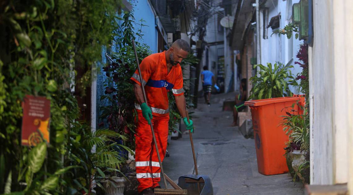 Rio - 06/04/2020 - COVID 19 - CORONAVÍRUS - HEROIS DA PANDEMIA - Matéria com o Gari Jorginho MMA, ele tem o trabalho de limpar as ruas e becos da comunidade Vila Parque . Foto: Daniel Castelo Branco / Agencia O Dia