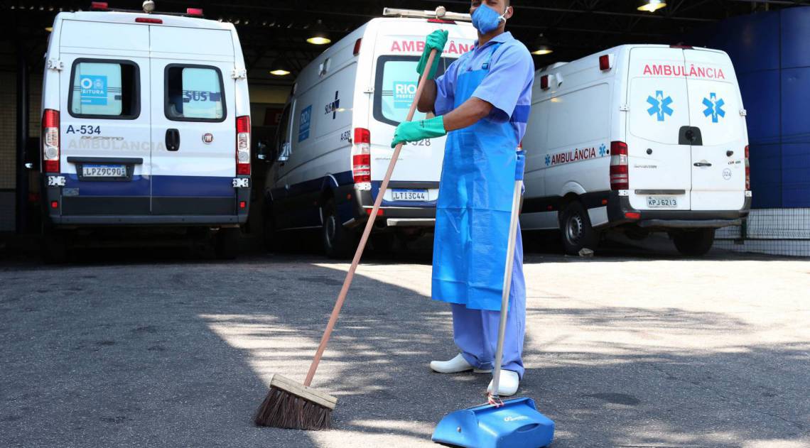 Rio,06/04/2020 - COVID-19 - CORONAVÍRUS - MEIER - Hospital Salgado Filho, Heróis da Pandemia, gari que trabalha na área hospitalar do Salgado Filho. Na foto Diogo Narciso. Foto: Cleber Mendes/Agência O Dia      