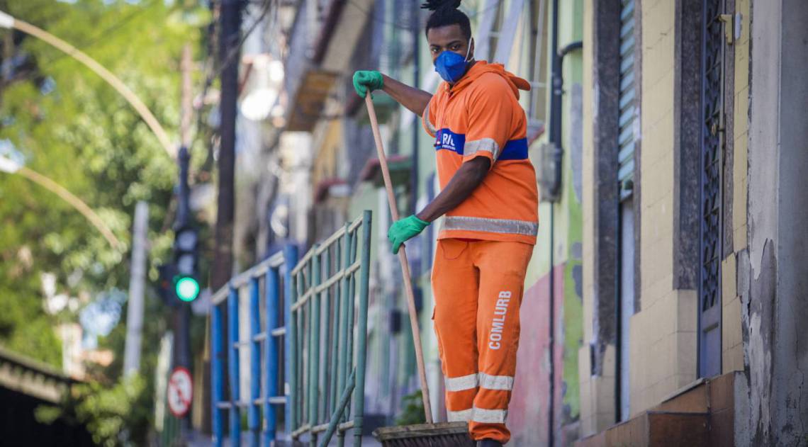 Her&oacute;is da linha de frente da pandemia. Mateus Avelino Victor, gari de varri&ccedil;&atilde;o da zona portu&aacute;ria