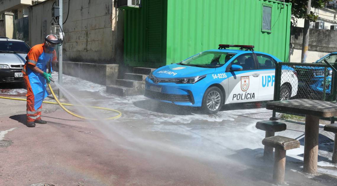 Rio,13/04/2020-COVID-19-CORONAVIRUS,Andarai,Comlurb faz higienizacao em comunidades contra o novo coronavirus, comunidade do Andarai .Na foto. gari fazendo a limpeza.Foto: Cleber Mendes/Agência O Dia