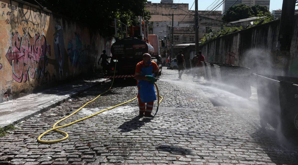 Rio,13/04/2020-COVID-19-CORONAVIRUS,Andarai,Comlurb faz higienizacao em comunidades contra o novo coronavirus, comunidade do Andarai .Na foto. gari fazendo a limpeza.Foto: Cleber Mendes/Agência O Dia
