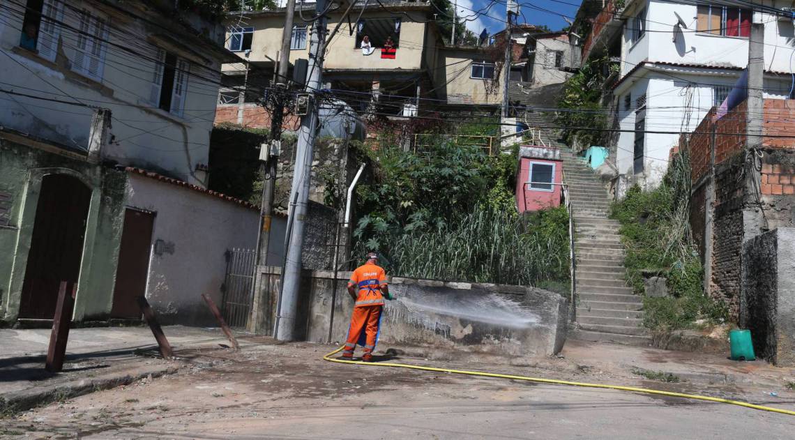 Rio,13/04/2020-COVID-19-CORONAVIRUS,Andarai,Comlurb faz higienizacao em comunidades contra o novo coronavirus, comunidade do Andarai .Na foto. gari fazendo a limpeza.Foto: Cleber Mendes/Agência O Dia