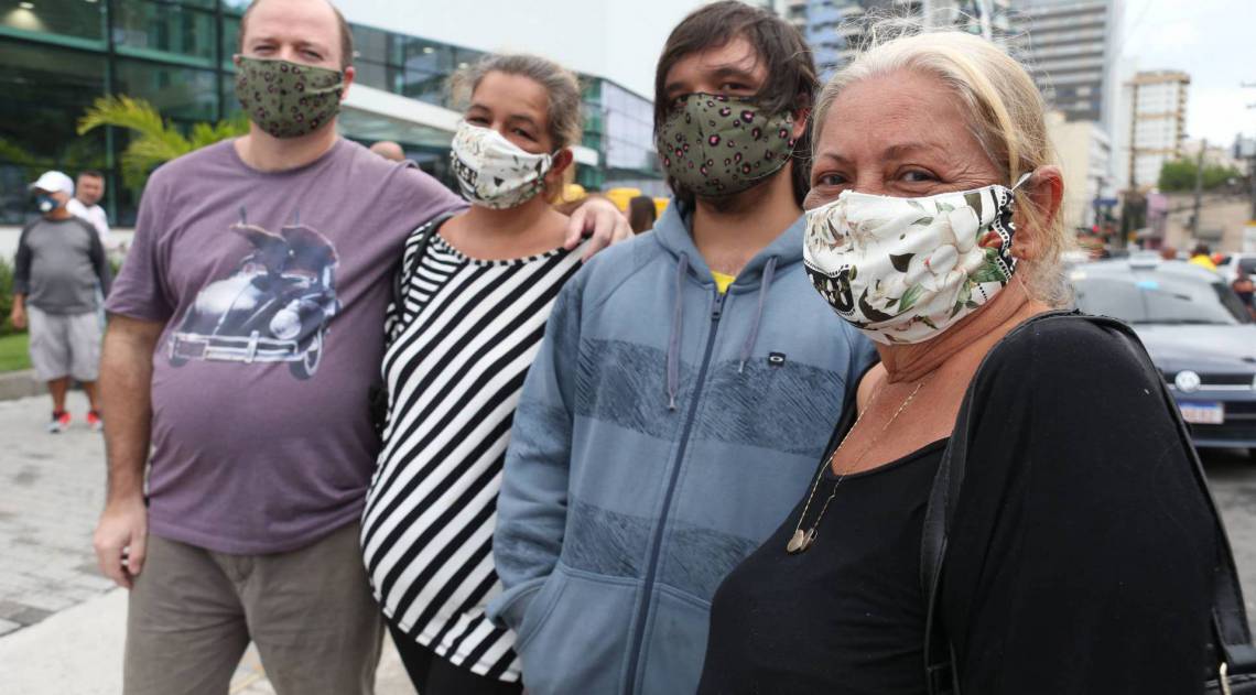 Rio,08/04/2020 - COVID-19 - CORONAVÍRUS - NITERÓI - Distribuição de mascaras pela Prefeitura de Niterói. Na foto. Alex Fontes, Simone dos Santos, Thiago Fontes e Vera Negre .Foto: Cleber Mendes/Agência O Dia      