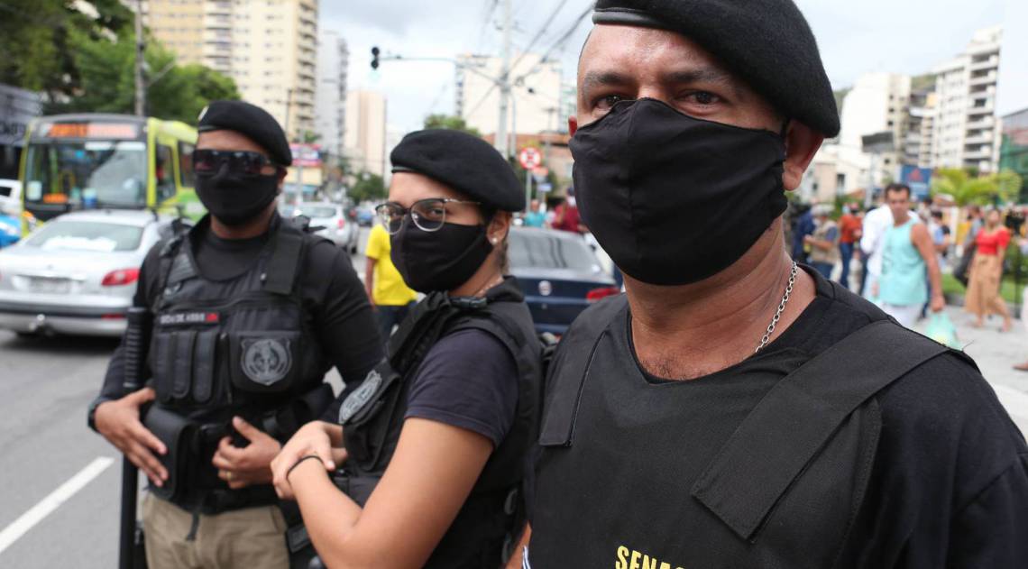 Rio,08/04/2020 - COVID-19 - CORONAVÍRUS - NITERÓI - Distribuição de mascaras pela Prefeitura de Niterói. Na foto. Guarda Municipal com as novas mascaras.Foto: Cleber Mendes/Agência O Dia   