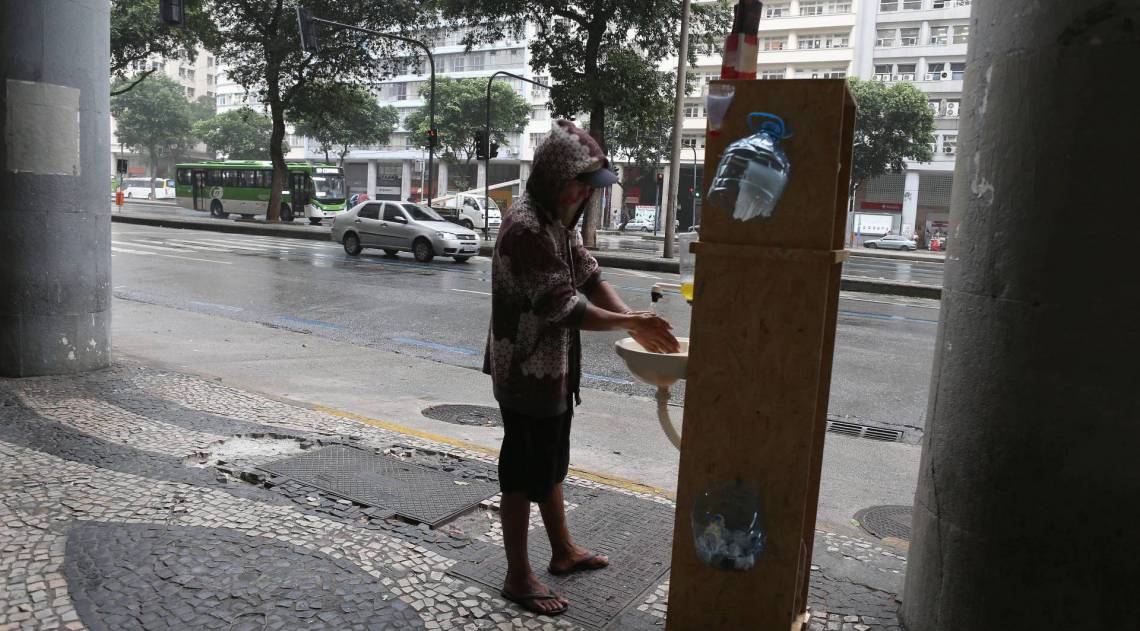 Rio - 08/04/2020 - COVID-19 - CORONAVÍRUS - CENTRO, Engenheira cria pia portátil para pessoas que moram na rua posam lavar as maos  . Na foto. moradores usando a pia .Foto: Cleber Mendes/Agência O Dia