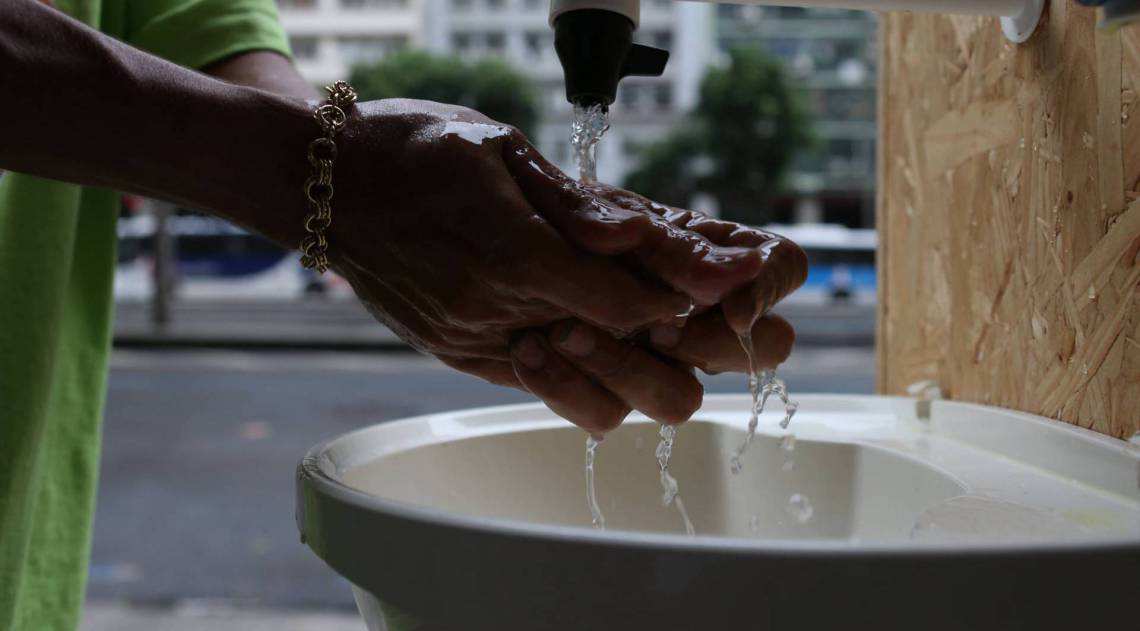 Rio - 08/04/2020 - COVID-19 - CORONAVÍRUS - CENTRO, Engenheira cria pia portátil para pessoas que moram na rua posam lavar as maos  . Na foto. moradores usando a pia .Foto: Cleber Mendes/Agência O Dia