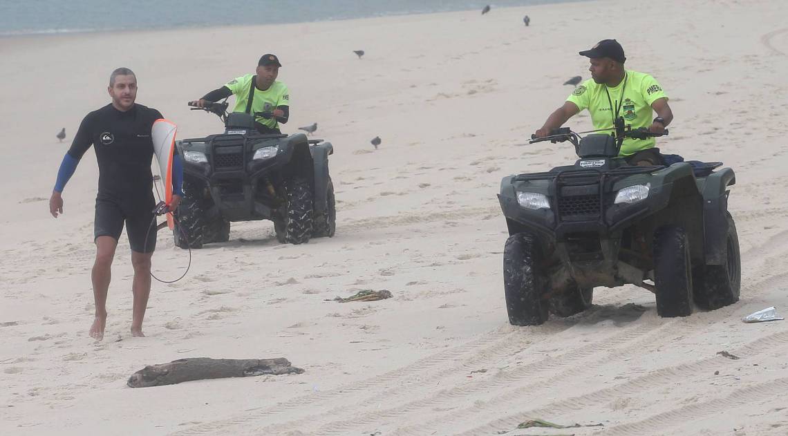Rio - 12/04/2020 - COVID-19 - CORONAVÍRUS - Movimentação de pessoas na orla de Copacabana. Foto: Cleber Mendes/Agência O Dia