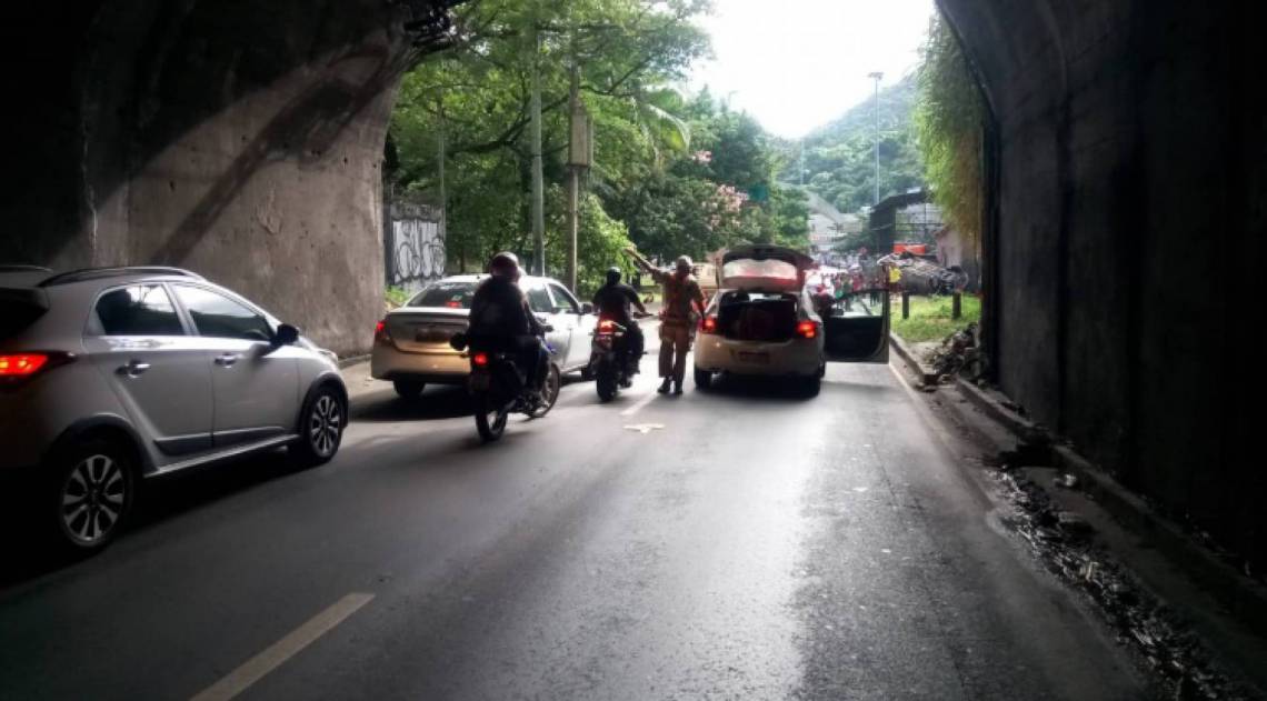 Carro capotou na tarde desta segunda-feira no Túnel Zuzu Angel, na Zona Sul da cidade - Centro de Operações Rio / Divulgação
