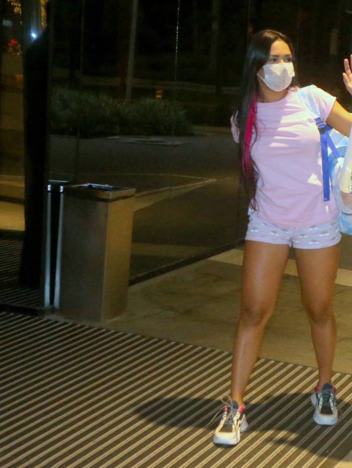 Flay chega ao hotel usando pijama e máscara
