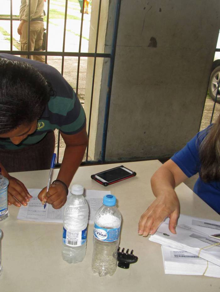 Entrega de cartões no Ciep 1º de Maio, em Santa Cruz