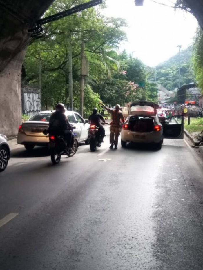Carro capotou na tarde desta segunda-feira no Túnel Zuzu Angel, na Zona Sul da cidade