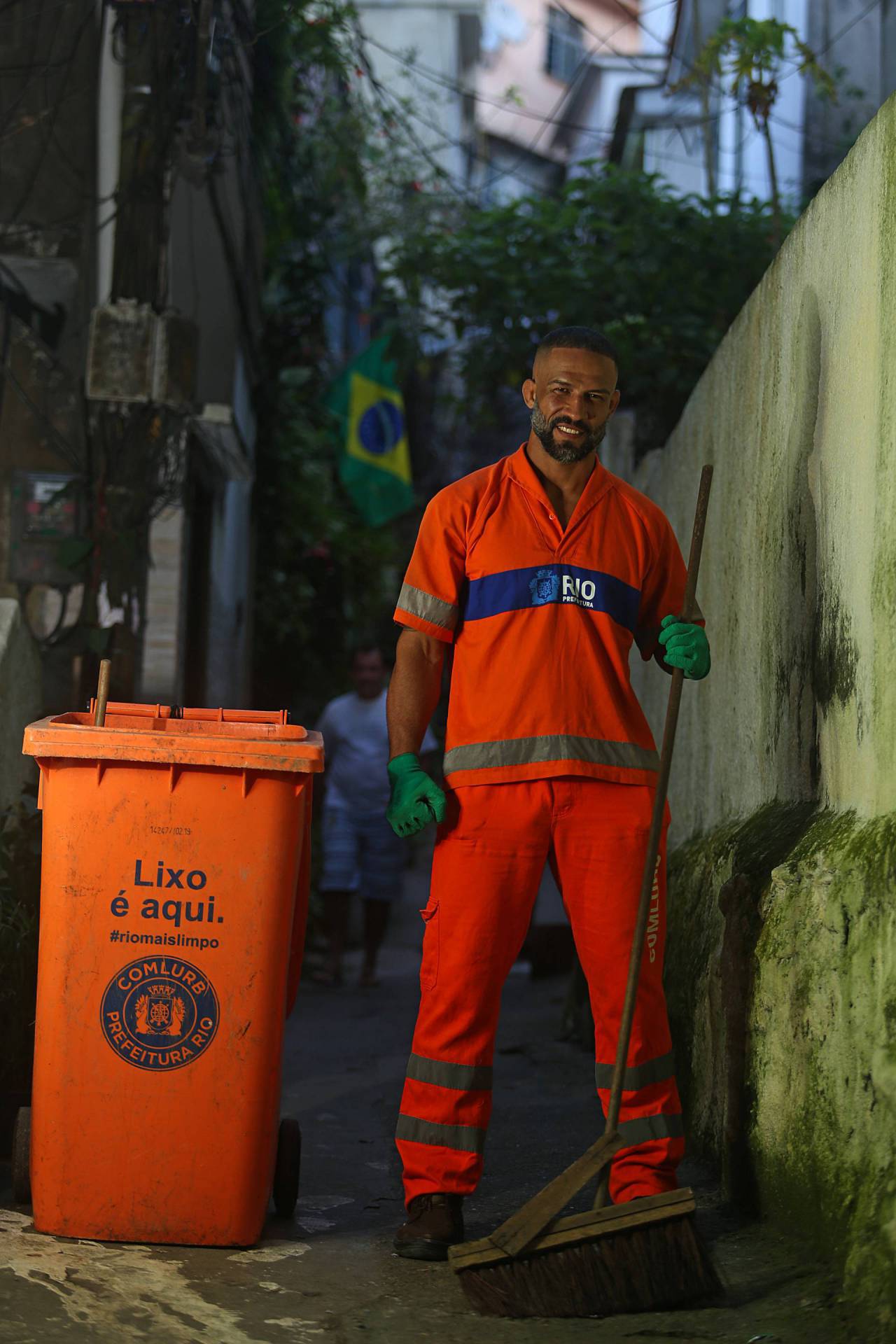 Rio - 06/04/2020 - COVID 19 - CORONAVÍRUS - HEROIS DA PANDEMIA - Matéria com o Gari Jorginho MMA, ele tem o trabalho de limpar as ruas e becos da comunidade Vila Parque . Foto: Daniel Castelo Branco / Agencia O Dia