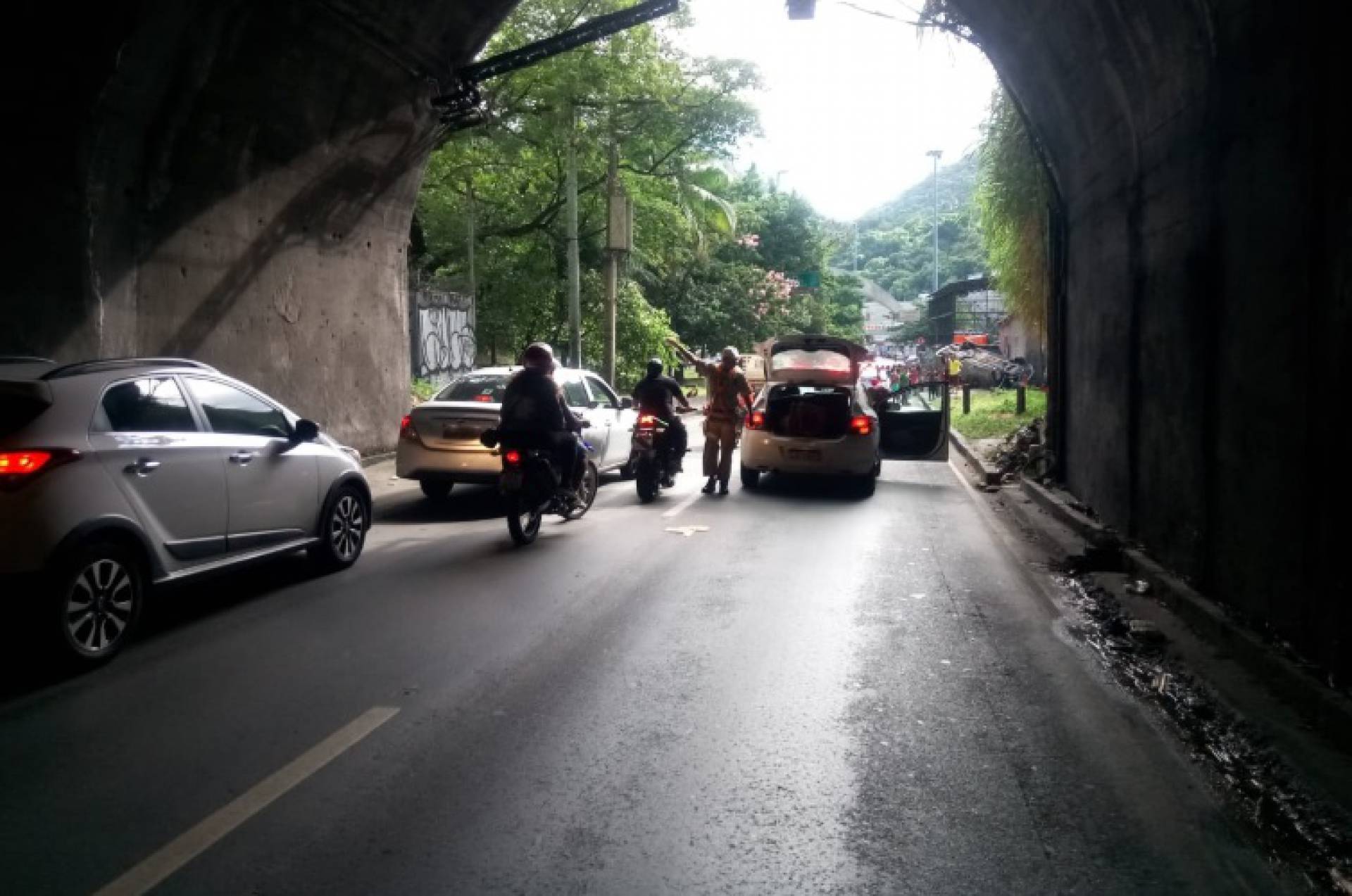 Carro capota em sa&iacute;da de t&uacute;nel da Zona Sul