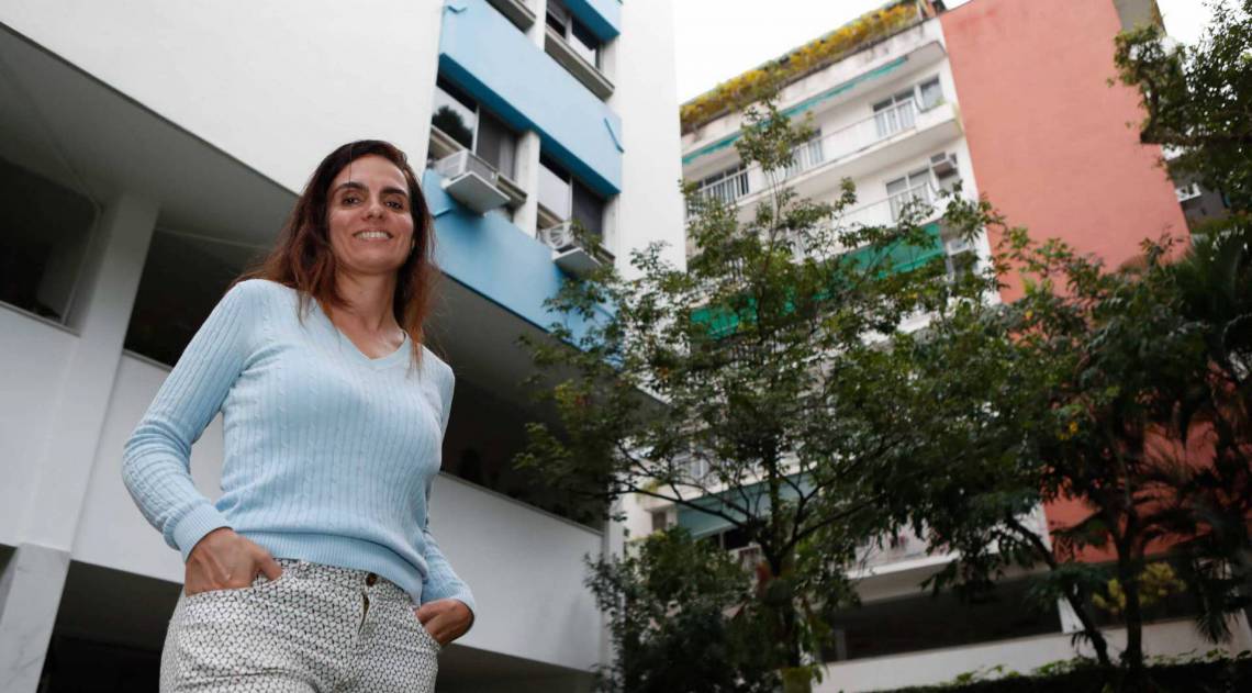 Rio, 14/04/2020  - COVID 19 - CORONAVIRUS - Cantora lirica canta todos os dias da janela do predio que ela mora no bairro da Gavea. coronavirusrio. Foto: Gilvan de Souza/Agencia O Dia