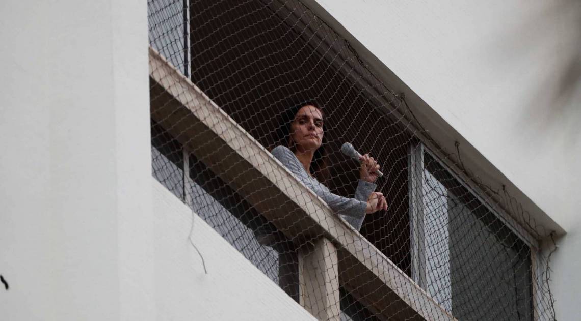 Rio, 14/04/2020  - COVID 19 - CORONAVIRUS - Cantora lirica canta todos os dias da janela do predio que ela mora no bairro da Gavea. coronavirusrio. Foto: Gilvan de Souza/Agencia O Dia
