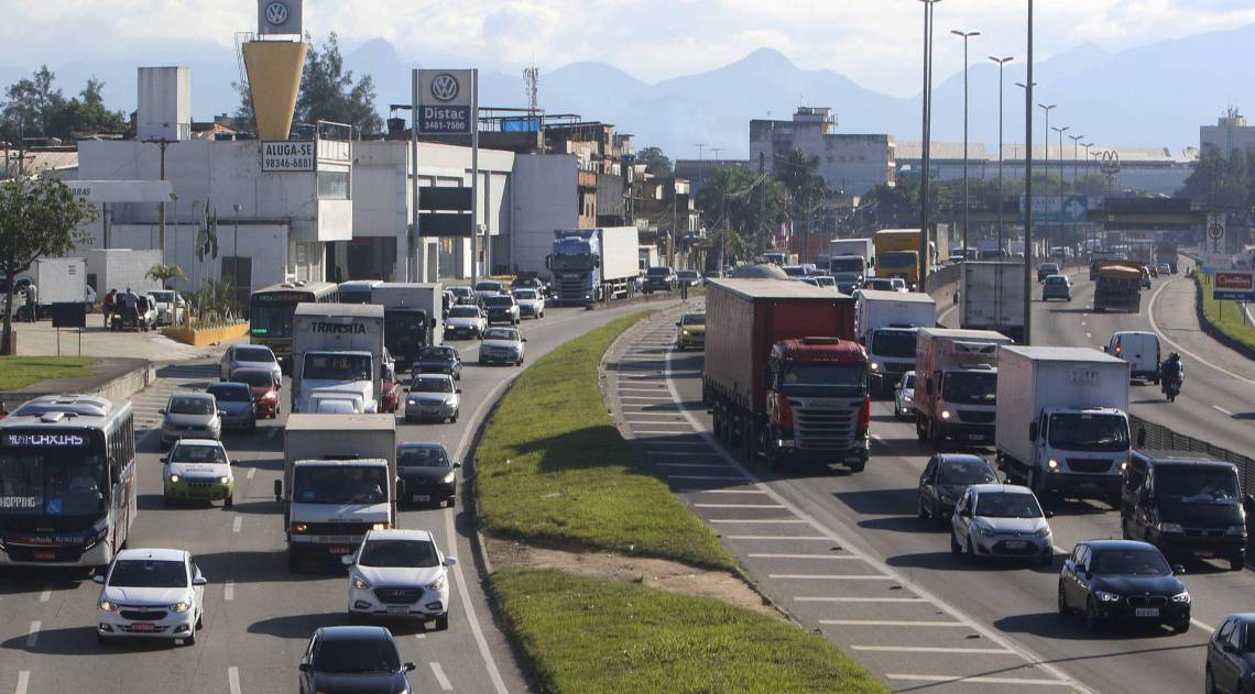 Rio de Janeiro - RJ  - 14/04/2020 - COVID 19 - Coronavirus na cidade do Rio - Transito pesado na Avenida Washington Luiz, em Caxias, baixada fluminense, sentido Rio - Foto Reginaldo Pimenta / Agencia O Dia - Reginaldo Pimenta