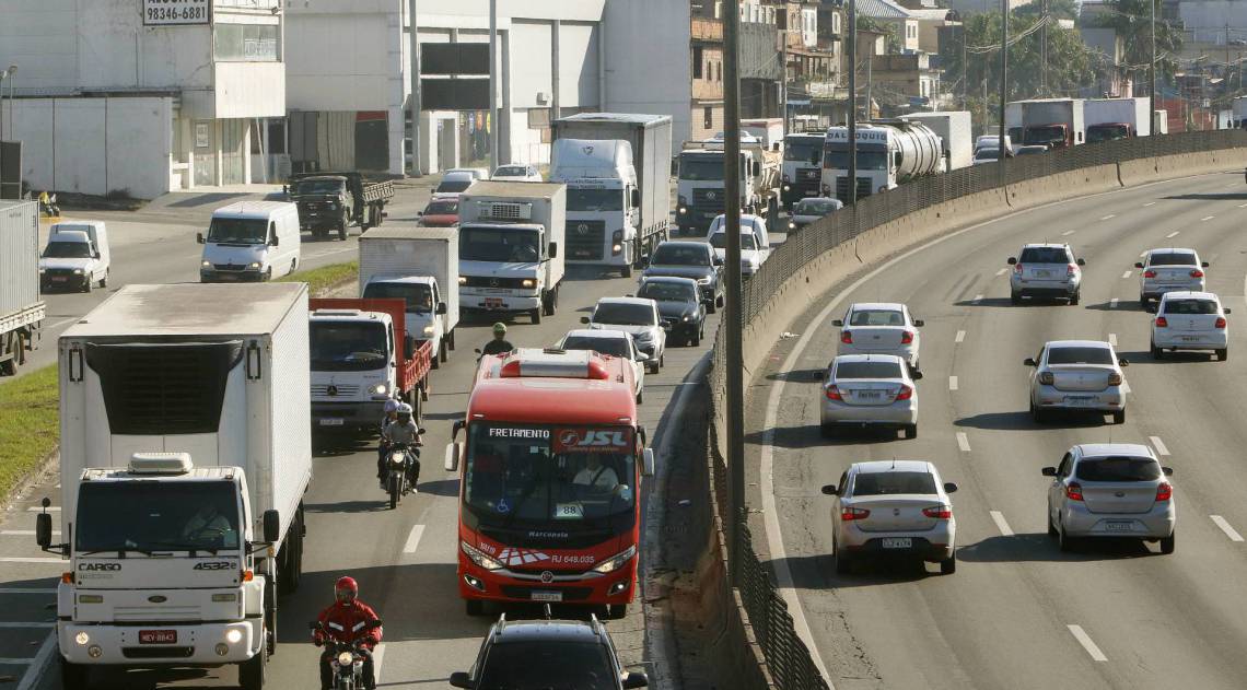 Rio de Janeiro - RJ  - 14/04/2020 - COVID 19 - Coronavirus na cidade do Rio - Transito pesado na Avenida Washington Luiz, em Caxias, baixada fluminense, sentido Rio - Foto Reginaldo Pimenta / Agencia O Dia