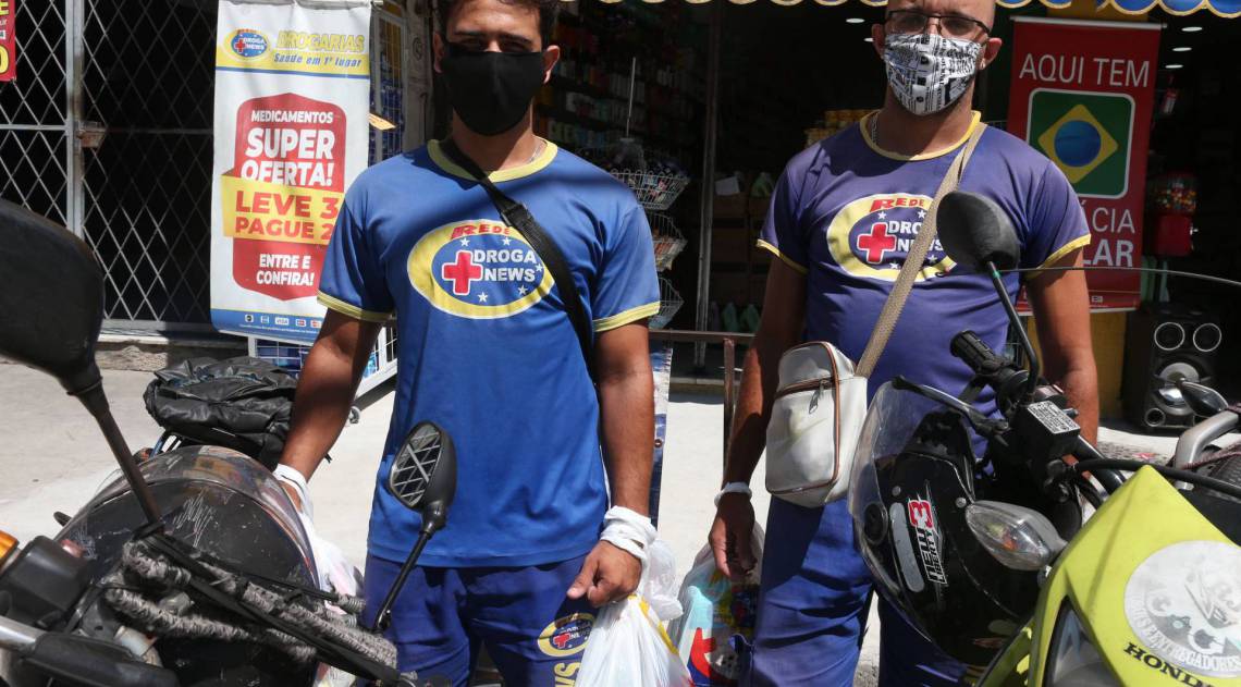 Rio,14/04/2020-COVID-19-CORONAVIRUS,VISTA ALEGRE,Herois da Pandemia,entregadores de farmacia .Na foto. Daniel Machado(mascara preta) e Luiz Paulo, entregadores da droga news .Foto: Cleber Mendes/Ag&ecirc;ncia O Dia