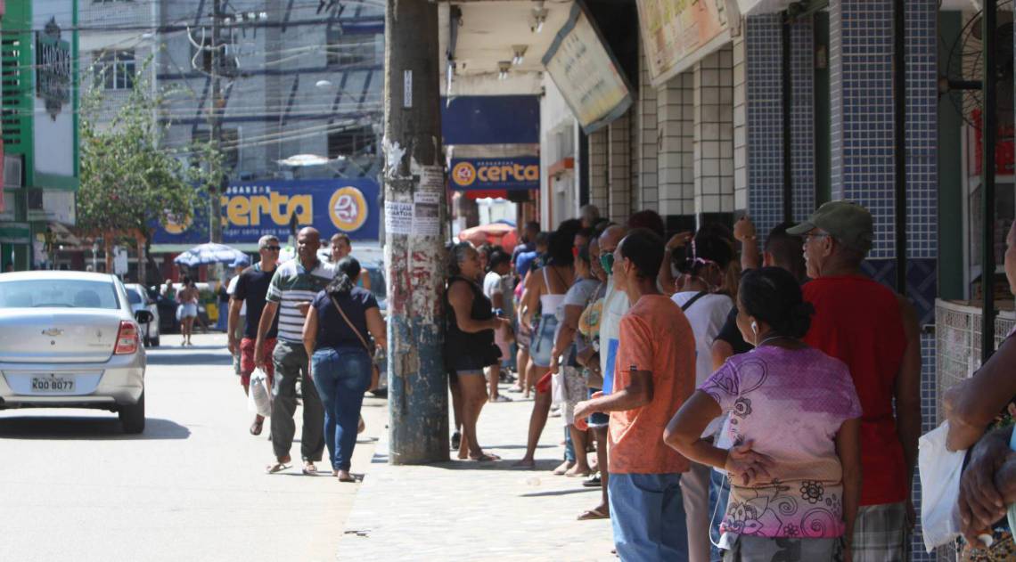 Fila banco no itau, localizado no bairro de miguel couto, cidade de nova iguaçu, nesta terça feira (14). 

