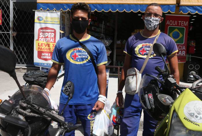 Rio,14/04/2020-COVID-19-CORONAVIRUS,VISTA ALEGRE,Herois da Pandemia,entregadores de farmacia .Na foto. Daniel Machado(mascara preta) e Luiz Paulo, entregadores da droga news .Foto: Cleber Mendes/Agência O Dia - Cléber Mendes