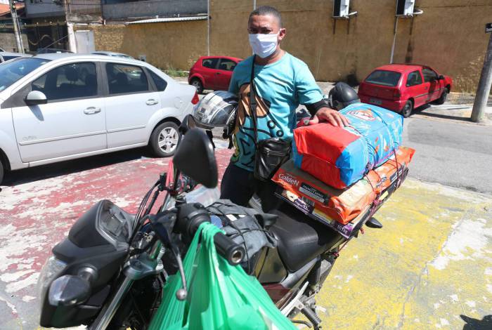 Rio,14/04/2020-COVID-19-CORONAVIRUS,VISTA ALEGRE,Herois da Pandemia,entregador da Pet Shop, Pra Bicho .Na foto. Alexandro Goncalves Pereira,entregador da loja Pra Bicho .Foto: Cleber Mendes/Agência O Dia - Cléber Mendes