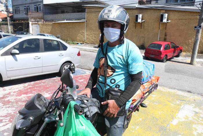 Rio,14/04/2020-COVID-19-CORONAVIRUS,VISTA ALEGRE,Herois da Pandemia,entregador da Pet Shop, Pra Bicho .Na foto. Alexandro Goncalves Pereira,entregador da loja Pra Bicho .Foto: Cleber Mendes/Agência O Dia - Cléber Mendes