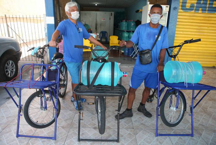 Rio,14/04/2020-COVID-19-CORONAVIRUS,VILA DA PENHA,Herois da Pandemia,entregadores de agua .Na foto. Josimar  Santos e Jonathan Ribeiro, entregadores disk agua .Foto: Cleber Mendes/Agência O Dia - Cléber Mendes