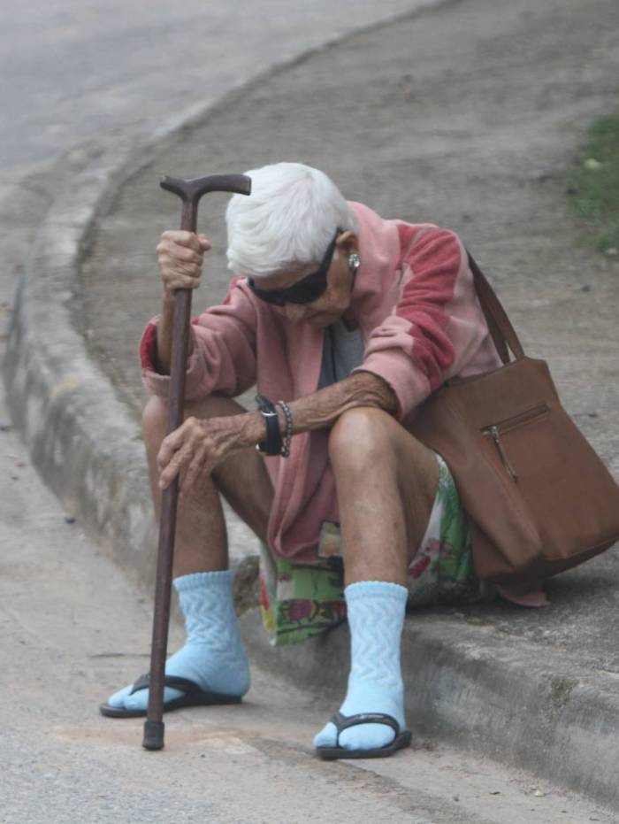 Idosos de baixa renda correm risco de não receber ajuda emergencial  