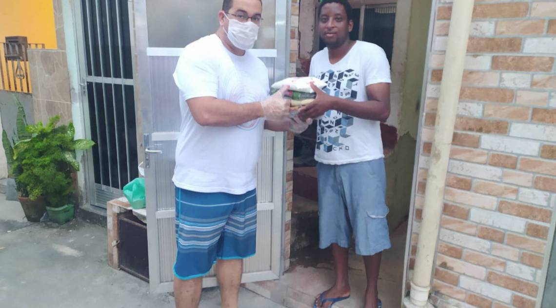 Diego Henrique retira doação na porta da casa de morador em São Cristóvão
