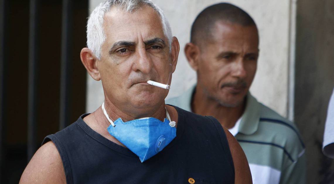 Rio de Janeiro - RJ - 15/04/2020 - COVID 19 - Coronavirus na cidade do Rio - na foto, mau uso da mascara na fila para regularizar o CPF, na agencia da Receita Federal em Madureira, zona norte do Rio - Foto Reginaldo Pimenta / Agencia O Dia