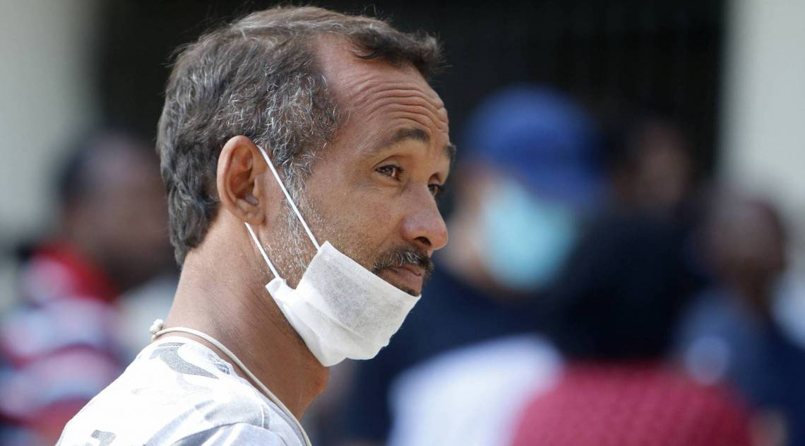 Rio de Janeiro - RJ - 15/04/2020 - COVID 19 - Coronavirus na cidade do Rio - na foto, mau uso da mascara na fila para regularizar o CPF, na agencia da Receita Federal em Madureira, zona norte do Rio - Foto Reginaldo Pimenta / Agencia O Dia