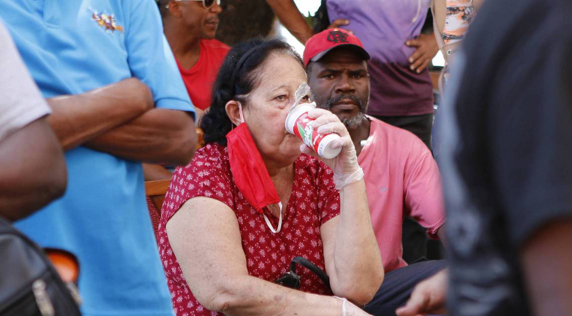 Rio de Janeiro - RJ - 15/04/2020 - COVID 19 - Coronavirus na cidade do Rio - na foto, mau uso da mascara na fila para regularizar o CPF, na agencia da Receita Federal em Madureira, zona norte do Rio - Foto Reginaldo Pimenta / Agencia O Dia