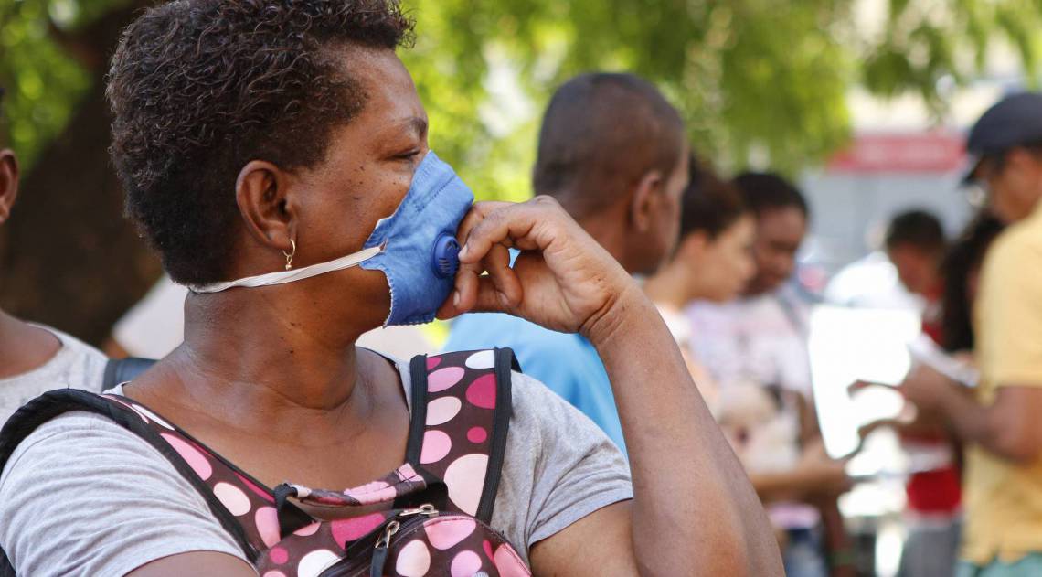 Rio de Janeiro - RJ - 15/04/2020 - COVID 19 - Coronavirus na cidade do Rio - na foto, mau uso da mascara na fila para regularizar o CPF, na agencia da Receita Federal em Madureira, zona norte do Rio - Foto Reginaldo Pimenta / Agencia O Dia