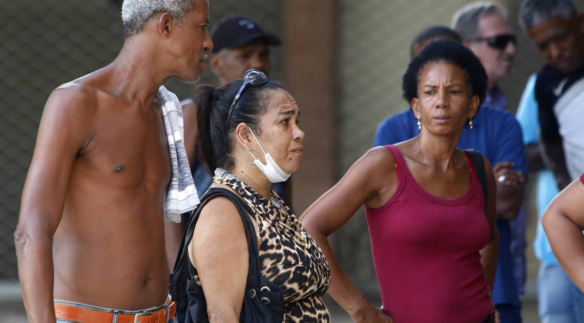 Rio de Janeiro - RJ - 15/04/2020 - COVID 19 - Coronavirus na cidade do Rio - na foto, mau uso da mascara na fila para regularizar o CPF, na agencia da Receita Federal em Madureira, zona norte do Rio - Foto Reginaldo Pimenta / Agencia O Dia