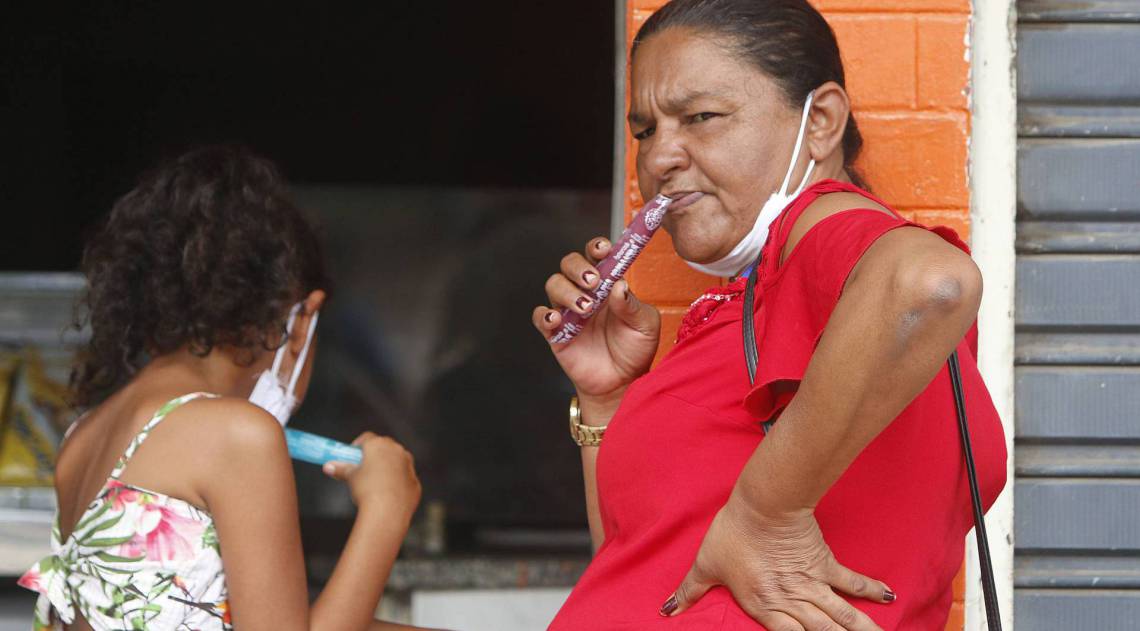 Rio de Janeiro - RJ - 15/04/2020 - COVID 19 - Coronavirus na cidade do Rio - na foto, mau uso da mascara na fila para regularizar o CPF, na agencia da Receita Federal em Madureira, zona norte do Rio - Foto Reginaldo Pimenta / Agencia O Dia
