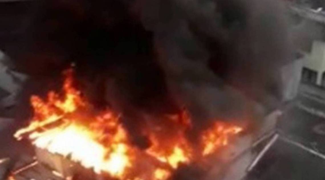 Incêndio atingiu casa de festas em Duque da Caxias no final da tarde desta quarta-feira - Twitter / Reprodução
