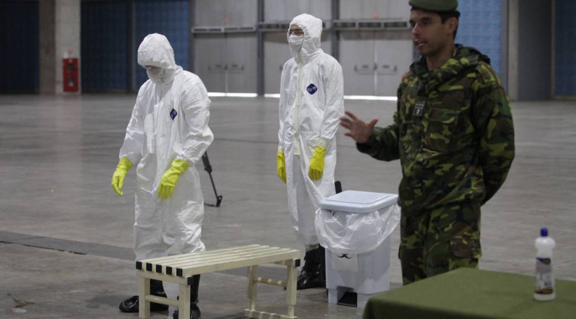 Rio, 15/04/2020  - COVID 19 - CORONAVIRUS - Instrucoes do exercito para funcionarios da comlurb,  RioCentro. zona oeste do Rio. coronavirusrio. Foto: Ricardo Cassiano/Agencia O Dia