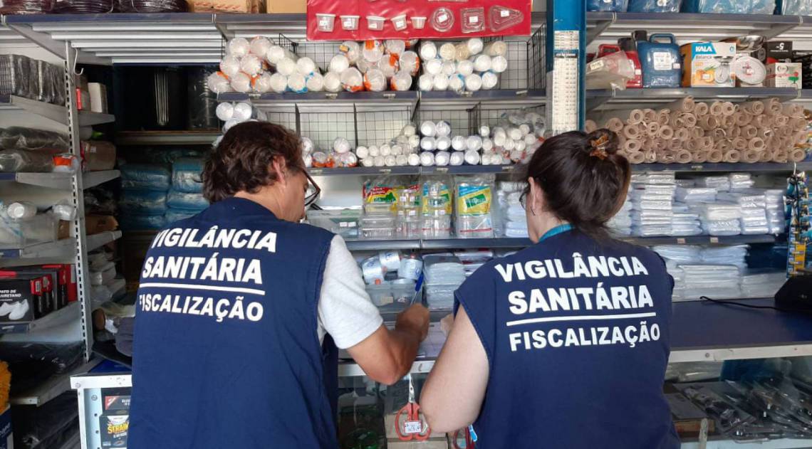 Agentes da Vigilância Sanitária fazendo fiscalização  - Vigilância Sanitária / Divulgação