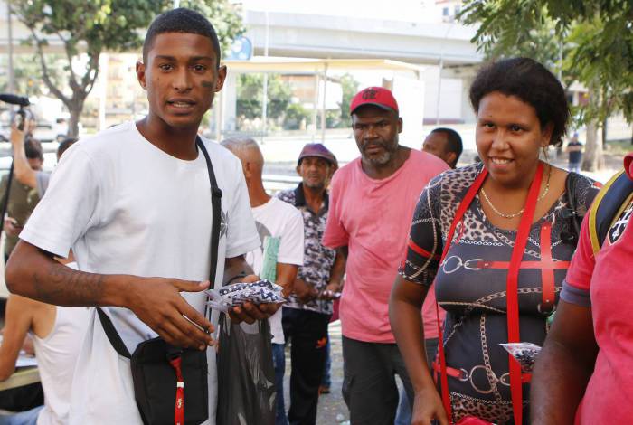 O camelô Daniel dos Santos aproveitou a fila cheia para vender máscaras em Madureira