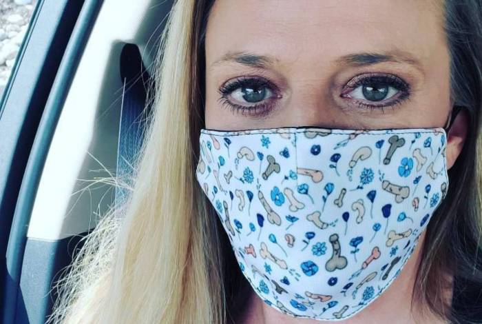 O post de Mindy Vincent usando a máscara com estampa de pênis fez sucesso nas redes sociais
