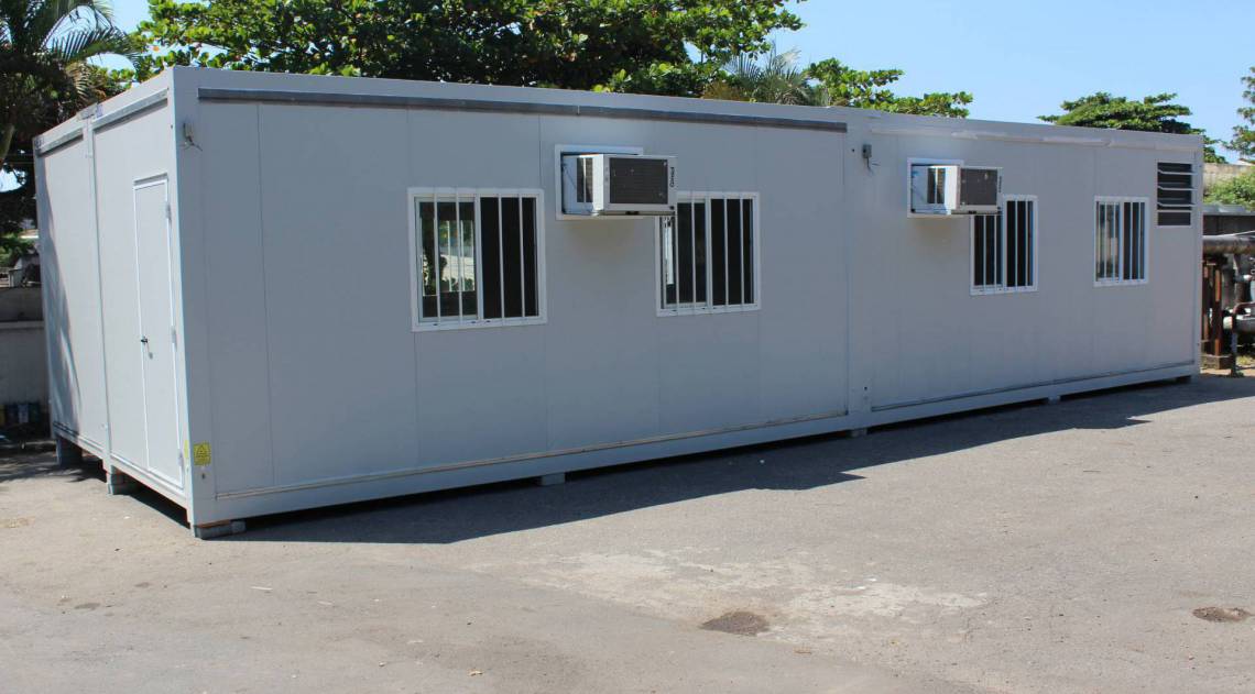 Hospital da Posse, em Nova Iguaçu, montou quatro leitos em contêineres instalados no estacionamento