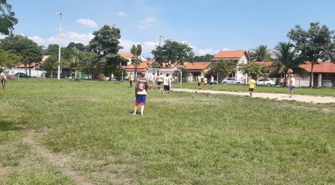 Sem álcool em gel ou qualquer outra precaução contra a propagação da doença, dezenas de pessoas se reuniram no último domingo para a 'pelada' semanal no sub-bairro de Oiticica